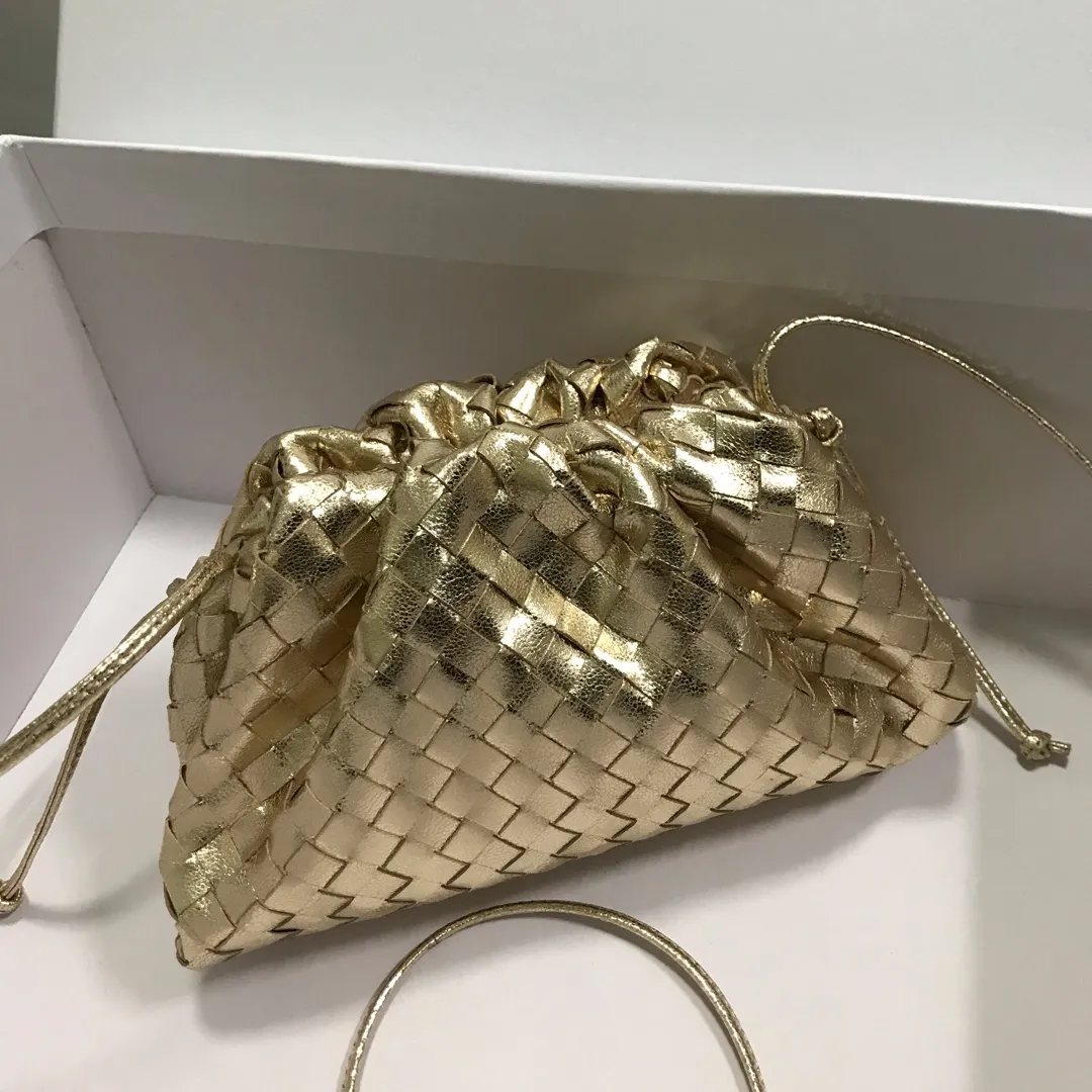 Batch 1260 Real shot 👇The pouch cloud bag is the first series designed by former Celine designer Daniel Lee after joining BV. The upper body is extremely ecstatic ~ fashionable and classy ~ elegant and concise, lazy and intellectual size: 23*13*8 [Little cloud woven small grid#]